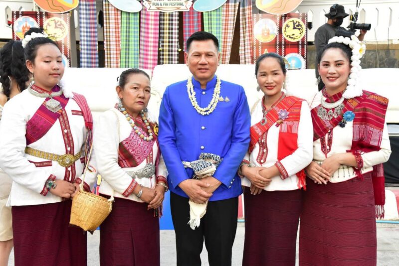 พ่อเมืองมุกดาหาร เปิดงานสงกรานต์ยิ่งใหญ่ เย็นทั่วหล้า มหาสงกรานต์ Muk-Savan Fun & Fin Festival ชูเอกลักษณ์วัฒนธรรมสองฝั่งโขง เชื่อมความสัมพันธ์ไทย-ลาว หวังกระตุ้นเศรษฐกิจและการท่องเที่ยว