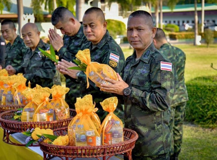 กองกำลังสุรนารี จัดพิธีทำบุญใส่บาตร สรงน้ำพระพุทธรูปประจำหน่วย และรดน้ำขอพรผู้บังคับบัญชา เพื่อความเป็นสิริมงคลสืบสานประเพณีสงกรานต์