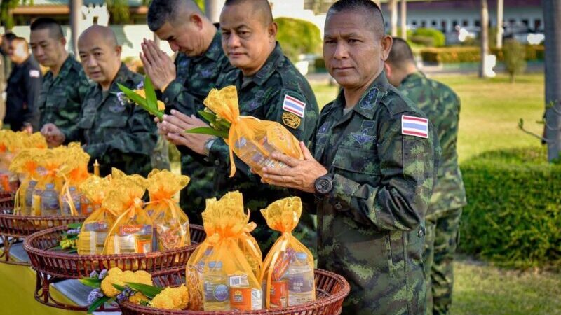 กองกำลังสุรนารี จัดพิธีทำบุญใส่บาตร สรงน้ำพระพุทธรูปประจำหน่วย และรดน้ำขอพรผู้บังคับบัญชา เพื่อความเป็นสิริมงคลสืบสานประเพณีสงกรานต์