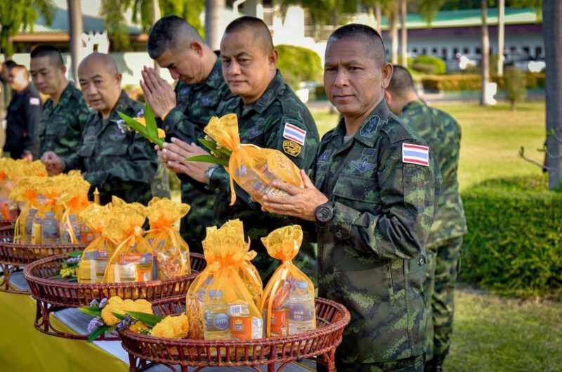 กองกำลังสุรนารี จัดพิธีทำบุญใส่บาตร สรงน้ำพระพุทธรูปประจำหน่วย และรดน้ำขอพรผู้บังคับบัญชา เพื่อความเป็นสิริมงคลสืบสานประเพณีสงกรานต์
