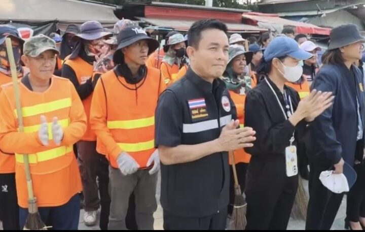 เทศบาลเมืองกำแพงเพชรระดมพล Big Cleaning Day ล้างคราบแป้งหลังสงกรานต์ คืนผิวจราจรสะอาดลดฝุ่นละออง