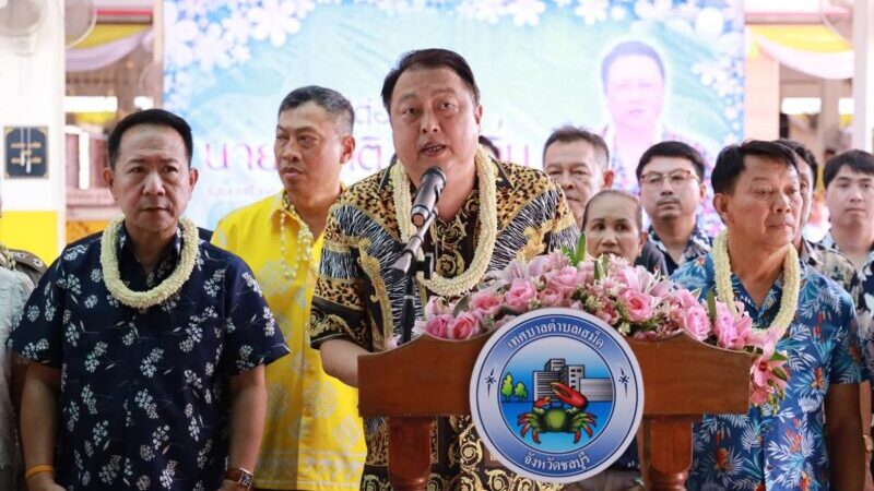 “สุชาติ ชมกลิ่น” เปิดงานสงกรานต์วัดเสม็ดสืบสานประเพณีไทย พร้อมมอบถุงยังชีพให้ผู้สูงงอายุ 4,000 ชุด