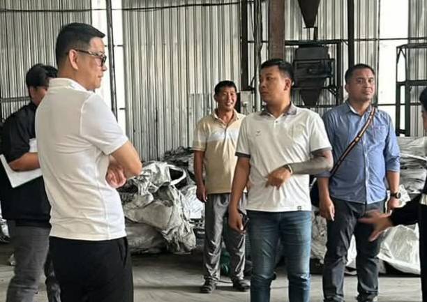 “นายกน้ำพุ” ลุยตรวจโรงงานทันที หลังชาวบ้านร้องกลิ่นเหม็น ย้ำชัด! ผิดจริงสั่งปิด-ดำเนินคดี ไม่มีละเว้น