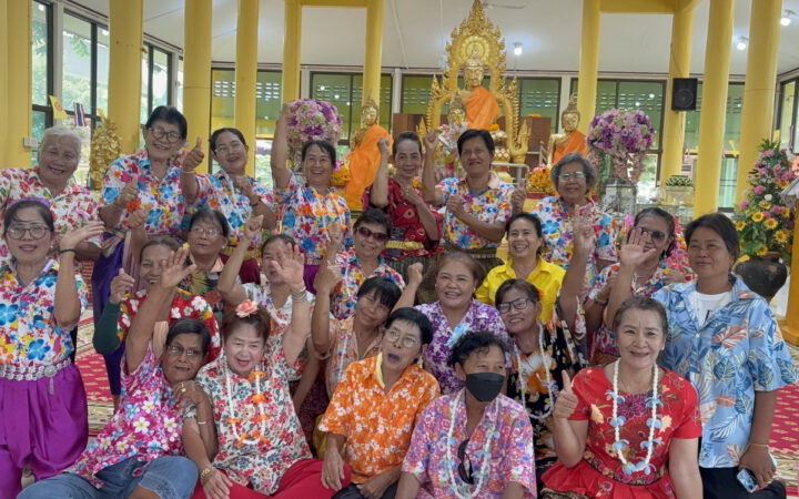 อ่างทอง ชกมวยหญิงแก้บนหลวงพ่อทองแน่นวิหารในช่วงเทศกาลสงกรานต์สิ่งยึดเหนี่ยวจิตใจของชาวบ้าน หากใครได้บนบานศาลกล่าวขอพรประสบความสำเร็จ ก็จะมาทำการแก้บนด้วยการ “ ชกมวยหญิง ” แก้บนต่อหน้าหลวงพ่อทอง