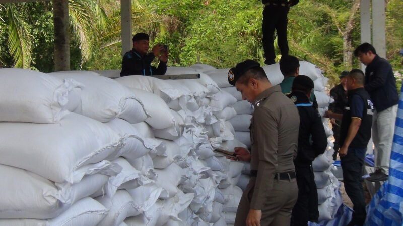 มุกดาหาร ตร สนธิกำลังตรวจยึดข้าวสารดำ และข้าวสารขาว 1255 กระสอบ