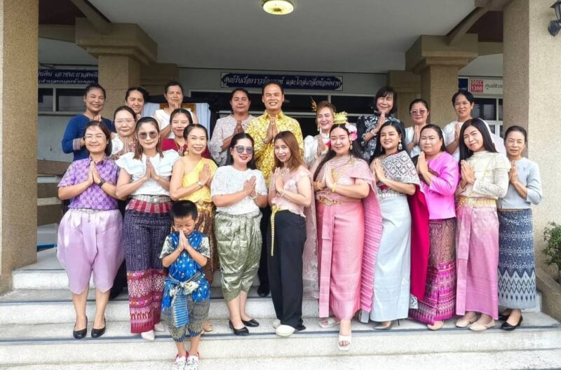 นายกโก๋” นำทีมแต่งชุดไทยทั้งองค์กร สืบสานวัฒนธรรมไทย จัดประกวดผ้าไทยสร้างสีสันสุดคึกคัก