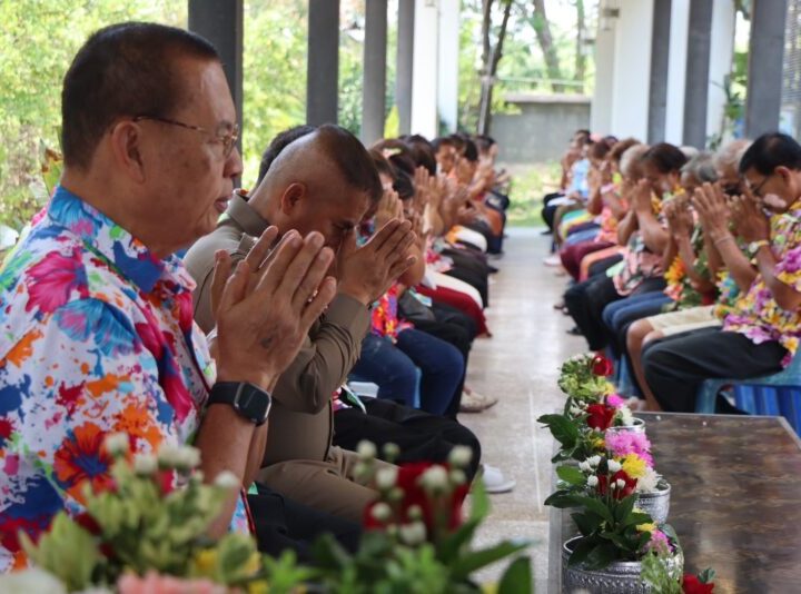 “กำนันตู้” จัดพิธีรดน้ำดำหัวผู้สูงอายุสลกบาตร มอบข้าวสารช่วยลดภาระค่าครองชีพ