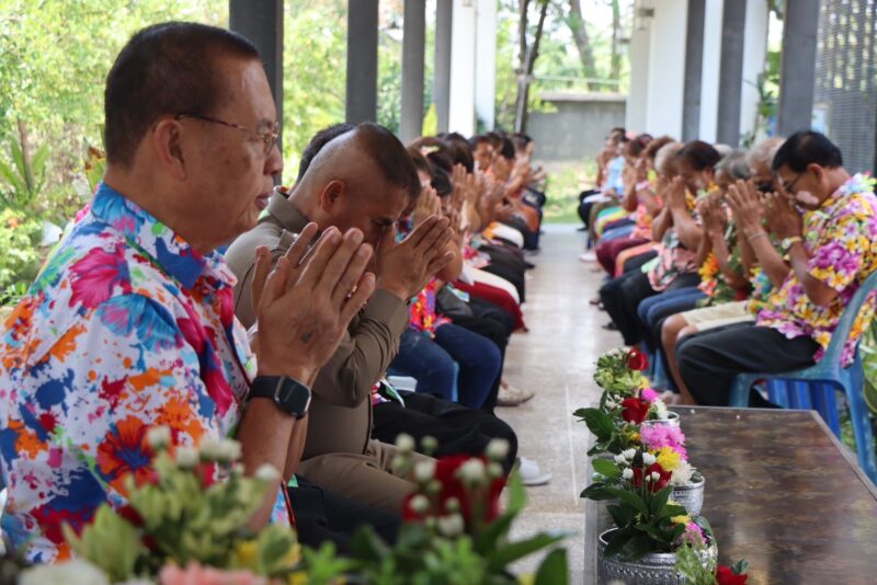 “กำนันตู้” จัดพิธีรดน้ำดำหัวผู้สูงอายุสลกบาตร มอบข้าวสารช่วยลดภาระค่าครองชีพ