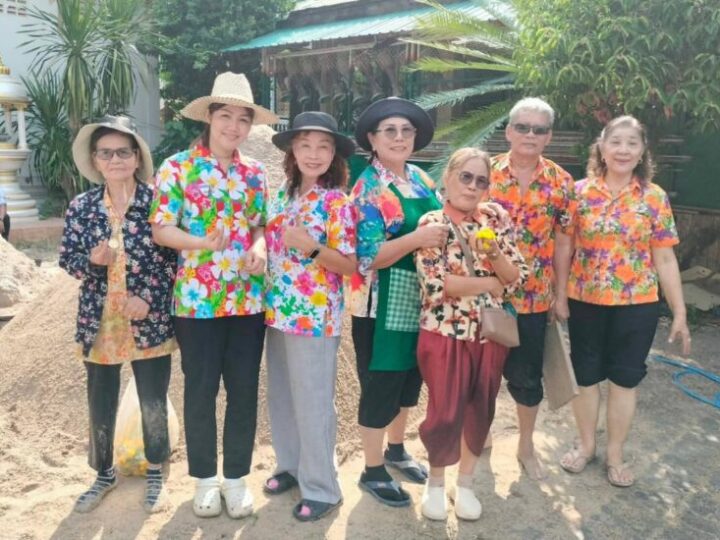 สจ.กิ๊บ ร่วมสรงน้ำพระ–รดน้ำขอพรผู้ใหญ่ สืบสานประเพณีสงกรานต์บ้านบึง อบอุ่นชื่นมื่นทั้งชุมชน