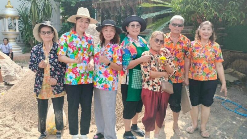 สจ.กิ๊บ ร่วมสรงน้ำพระ–รดน้ำขอพรผู้ใหญ่ สืบสานประเพณีสงกรานต์บ้านบึง อบอุ่นชื่นมื่นทั้งชุมชน