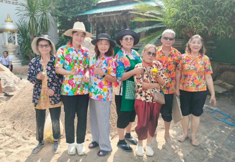 สจ.กิ๊บ ร่วมสรงน้ำพระ–รดน้ำขอพรผู้ใหญ่ สืบสานประเพณีสงกรานต์บ้านบึง อบอุ่นชื่นมื่นทั้งชุมชน