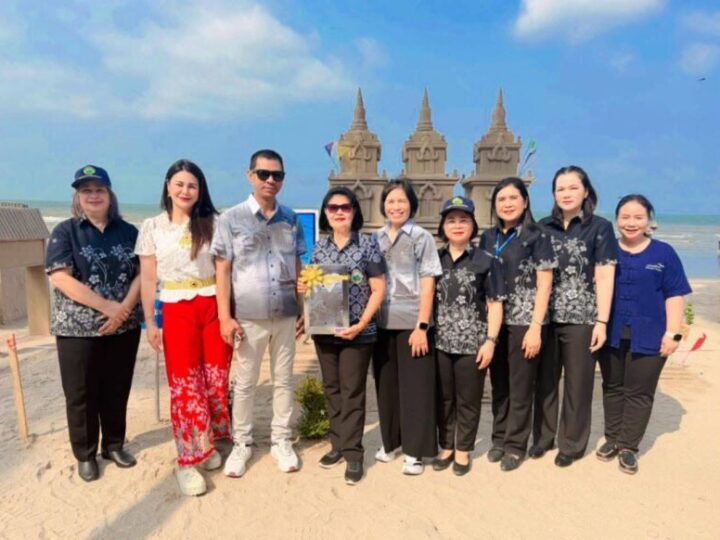 วันไหลบางแสน นักท่องเที่ยวไปชมความงามของกองพระทรายกันเป็นจำนวนมากทางเทศบาลเมืองแสนสุขได้มีพิธีรดน้ำดำหัวผู้สูงอายุ