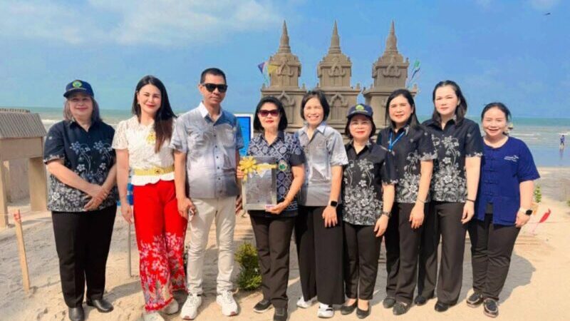 วันไหลบางแสน นักท่องเที่ยวไปชมความงามของกองพระทรายกันเป็นจำนวนมากทางเทศบาลเมืองแสนสุขได้มีพิธีรดน้ำดำหัวผู้สูงอายุ