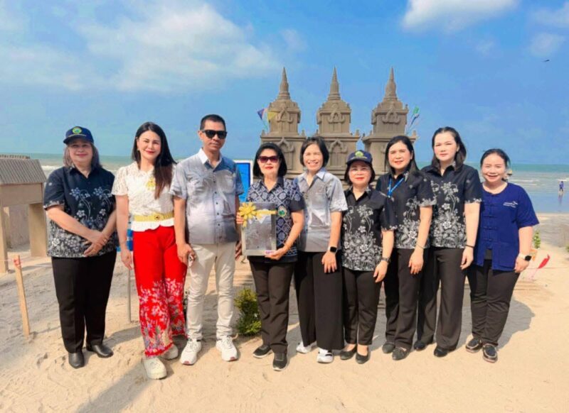 วันไหลบางแสน นักท่องเที่ยวไปชมความงามของกองพระทรายกันเป็นจำนวนมากทางเทศบาลเมืองแสนสุขได้มีพิธีรดน้ำดำหัวผู้สูงอายุ