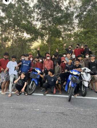 วัยรุ่นกร่างยิงปืนหน้ามัสยิดกลาง หันกระบอกปืนออกถนน เสี่ยงโดนผู้สัญจร ก่อนโพสต์อวดปืนและคลิปลงโซลเชียล