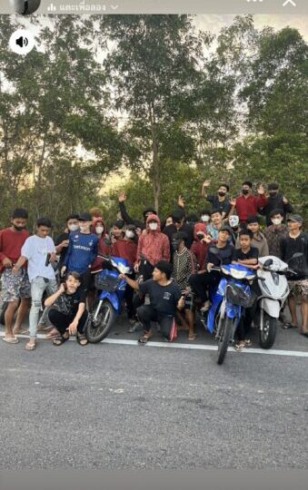 วัยรุ่นกร่างยิงปืนหน้ามัสยิดกลาง หันกระบอกปืนออกถนน เสี่ยงโดนผู้สัญจร ก่อนโพสต์อวดปืนและคลิปลงโซลเชียล