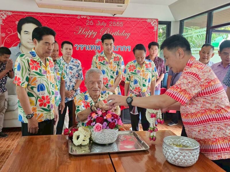 “ครอบครัวรัตนากร” เปิดบ้านบึงสามัคคี ต้อนรับผู้ว่าฯ กำแพงเพชร ร่วมรดน้ำดำหัว “กำนันลิ้ม” สืบสานประเพณีสงกรานต์