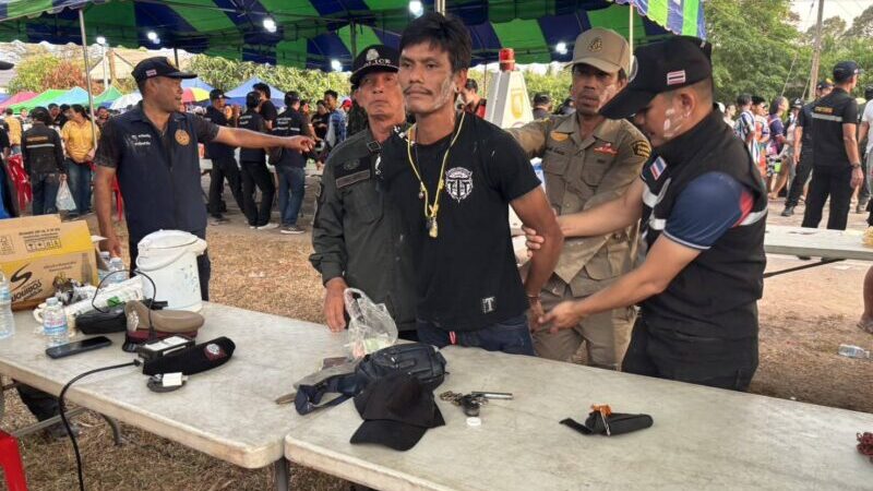 วินาทีเฉียดตายก่อนนายกอนุทิน ขึ้นเวที ที่แท้อดีตนักรบหญิงชุดดำสังเกตพิรุธหนุ่มเมียนมาร์พกปืนบุกงานวันไหลบางเบิด เปิดฉากไล่ล่าระทึกกลางรีสอร์ท ก่อนรวบตัวได้ทันควัน เผยประวัติไม่ธรรมดา เป็นมือปราบหัวขโมยชื่อดังแห่งปะทิว!