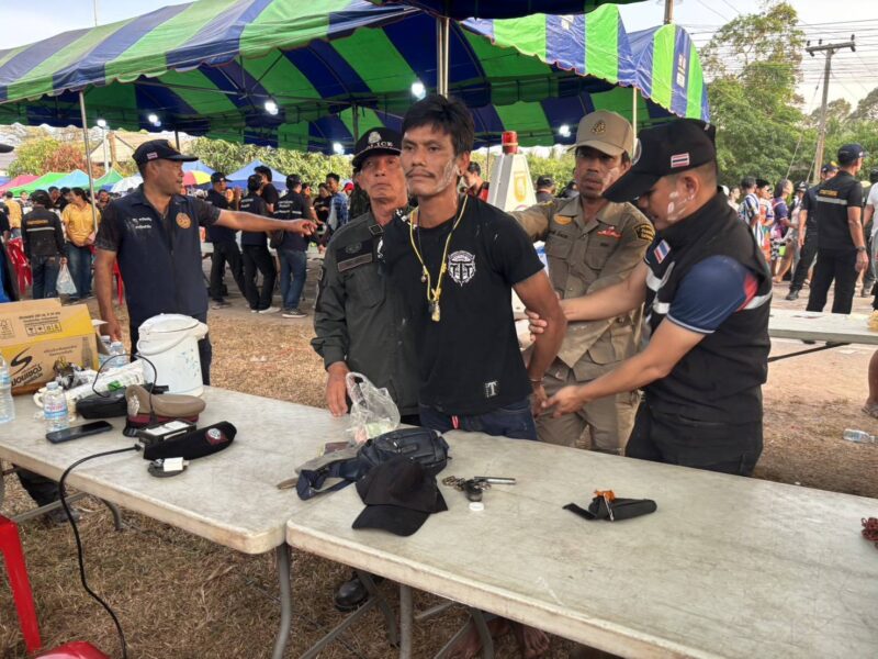 วินาทีเฉียดตายก่อนนายกอนุทิน ขึ้นเวที ที่แท้อดีตนักรบหญิงชุดดำสังเกตพิรุธหนุ่มเมียนมาร์พกปืนบุกงานวันไหลบางเบิด เปิดฉากไล่ล่าระทึกกลางรีสอร์ท ก่อนรวบตัวได้ทันควัน เผยประวัติไม่ธรรมดา เป็นมือปราบหัวขโมยชื่อดังแห่งปะทิว!