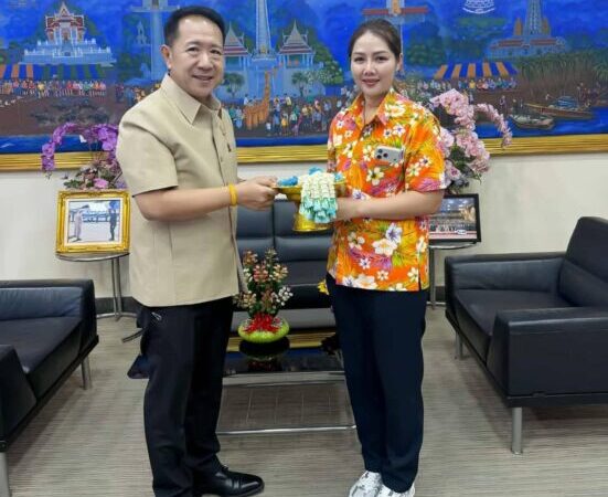 “สจ.กิ๊บ” ร่วมสืบสานประเพณีไทย รดน้ำดำหัวผู้ว่าฯ ชลบุรี รับพรปีใหม่ไทย มุ่งพัฒนาจังหวัดให้ก้าวหน้า