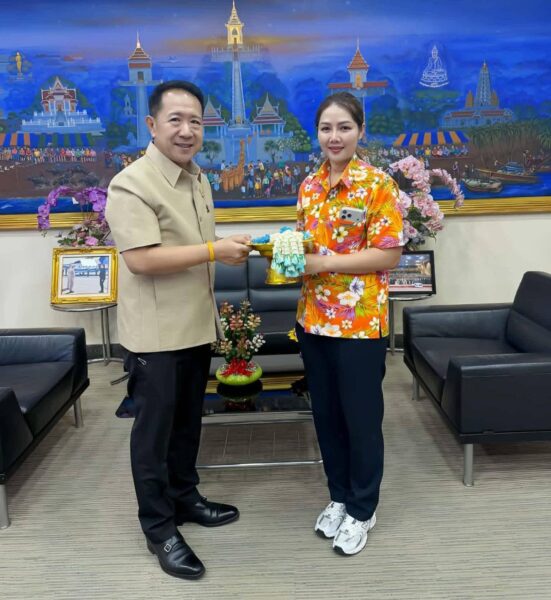 “สจ.กิ๊บ” ร่วมสืบสานประเพณีไทย รดน้ำดำหัวผู้ว่าฯ ชลบุรี รับพรปีใหม่ไทย มุ่งพัฒนาจังหวัดให้ก้าวหน้า