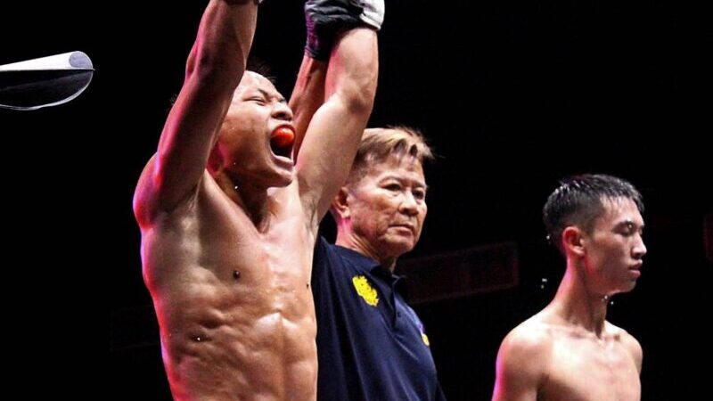 “เสี่ยโก้” นายก่อเกียรติ พาณิชยารมณ์ และ”เสี่ยอู๊ด” นายสรวีร์ ฤทธิชัย จัดมวยไทยซุปเปอร์แชมป์นัดประจำวันเสาร์ที่ 18 เม.ย.69 “มวยรอบสากล ก่อเกียรติ มุ่งแชมป์เปี้ยนโลก” เอ็ม 16 บ้านแรมบ้า ทำให้ชลบุรีเข้ารอบเป็นจังหวัดที่ 3 หลังควงกำปั้นถล่ม ขวัญชัย เปลี่ยนขุนทด จากอ่างทองชนะคะแนนเดือด ส่วนคู่เอกมวยไทย 3 ยก เผด็จศึก ส.บริสุทธิ์ เตะขวาตามด้วยหมัดขวาตรงชนะ TKO.ยก 1 อาลี น้องพุธมวยไทย