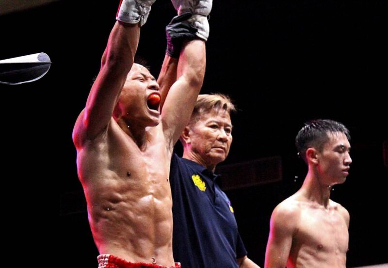 “เสี่ยโก้” นายก่อเกียรติ พาณิชยารมณ์ และ”เสี่ยอู๊ด” นายสรวีร์ ฤทธิชัย จัดมวยไทยซุปเปอร์แชมป์นัดประจำวันเสาร์ที่ 18 เม.ย.69 “มวยรอบสากล ก่อเกียรติ มุ่งแชมป์เปี้ยนโลก” เอ็ม 16 บ้านแรมบ้า ทำให้ชลบุรีเข้ารอบเป็นจังหวัดที่ 3 หลังควงกำปั้นถล่ม ขวัญชัย เปลี่ยนขุนทด จากอ่างทองชนะคะแนนเดือด ส่วนคู่เอกมวยไทย 3 ยก เผด็จศึก ส.บริสุทธิ์ เตะขวาตามด้วยหมัดขวาตรงชนะ TKO.ยก 1 อาลี น้องพุธมวยไทย