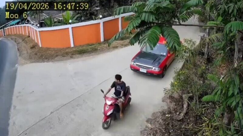 อุกอาจกลางวันแสกๆ! กระบะคลั่งไล่บี้ จยย. ก่อนลงมารุมทำร้าย อาการโคม่า 50/50