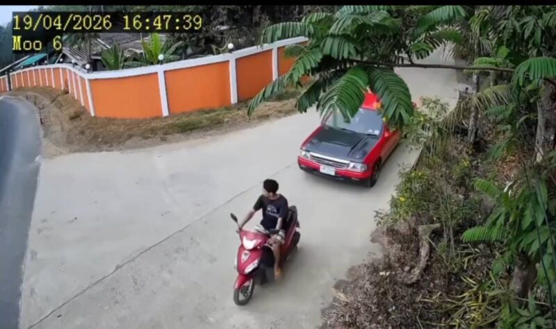 อุกอาจกลางวันแสกๆ! กระบะคลั่งไล่บี้ จยย. ก่อนลงมารุมทำร้าย อาการโคม่า 50/50