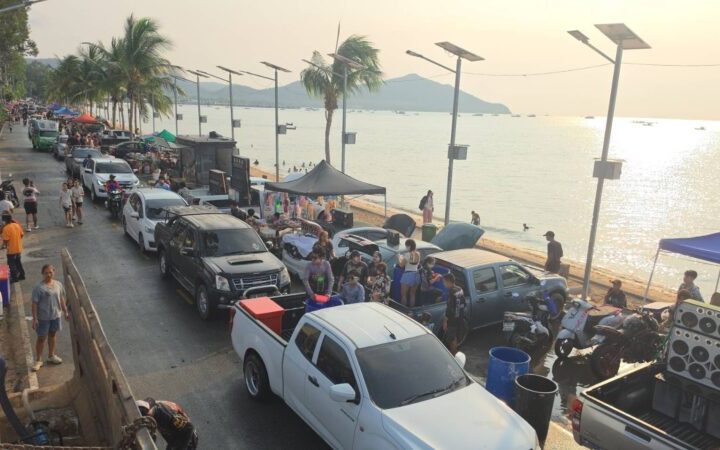 วันไหลบางเสร่สุดคึกคัก แห่หลวงพ่อขึ้นเรือสปีดโบ๊ตให้พร นักท่องเที่ยวเล่นน้ำแน่นเมือง