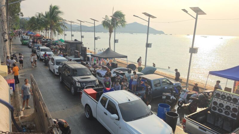 วันไหลบางเสร่สุดคึกคัก แห่หลวงพ่อขึ้นเรือสปีดโบ๊ตให้พร นักท่องเที่ยวเล่นน้ำแน่นเมือง