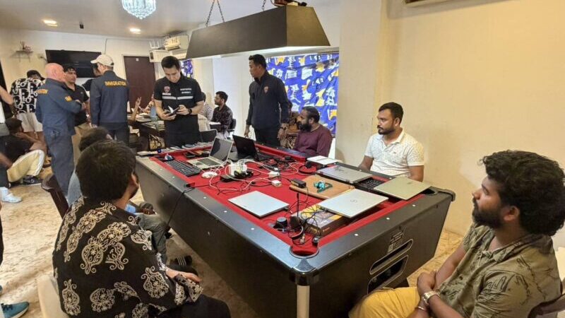 พัทยา – ทลายรังอาบัง เปิดบ้านหรูในประเทศไทย หลอกเพื่อนร่วมชาติลงทุนเทรดหุ้น รวบแอดมินนั่งหน้าคอม 20 คน 