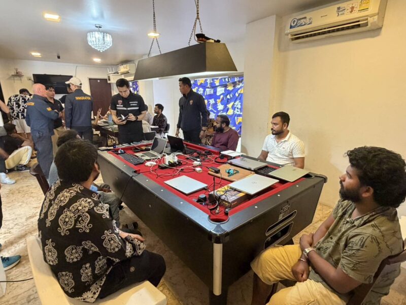 พัทยา – ทลายรังอาบัง เปิดบ้านหรูในประเทศไทย หลอกเพื่อนร่วมชาติลงทุนเทรดหุ้น รวบแอดมินนั่งหน้าคอม 20 คน 