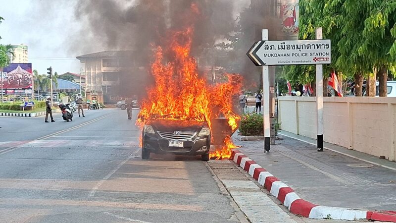 มุกดาหาร หวิดดับยกครัวอดีตข้าราชการครู ไฟไหม้รถทั้งคัน