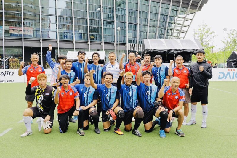 ทัพนักเตะคนตาบอดทีมชาติไทยโชว์ฟอร์มแกร่งส่งท้ายรอบแรก กิตติกร บัวดี และ ปัญญาวุฒิ คุพันธ์ ช่วยกันซัดคนละเม็ดพาทีมกำราบอุซเบกิสถาน 2-0 จบอันดับ 2 ของกลุ่มบี การันตีตั๋วลุยรอบรองชนะเลิศปะทะ “ซามูไรบลู” ญี่ปุ่น พร้อมขยับเข้าใกล้โควต้าชิงแชมป์โลกและพาราลิมปิกไปอีกก้าว