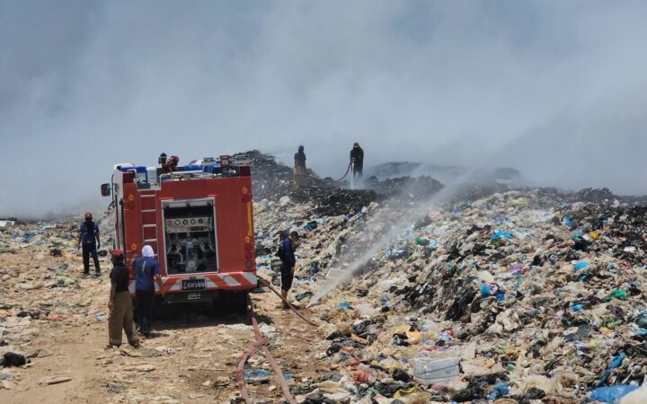 ระดมรถน้ำและรถดับเพลิง ควบคุมเพลิงไหม้บ่อขยะเนื้อที่ 100 ไร่ปริมาณขยะกว่า 200,000 ตัน ขณะที่ชาวบ้าน เริ่มอยู่ไม่ติด ควันพิษส่งผลต่อสุขภาพ