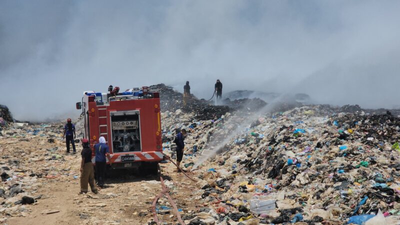 ระดมรถน้ำและรถดับเพลิง ควบคุมเพลิงไหม้บ่อขยะเนื้อที่ 100 ไร่ปริมาณขยะกว่า 200,000 ตัน ขณะที่ชาวบ้าน เริ่มอยู่ไม่ติด ควันพิษส่งผลต่อสุขภาพ