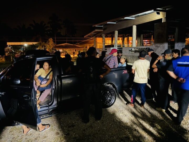 ชุมพร-เมื่อช่วงหัวค่ำวันที่ 23 เมษายน คืนที่ผ่านมา นายพิศิษฐ์ ฤทธิพิชัยสงคราม นายอำเภอท่าแซะ จ.ชุมพร นำกำลังเจ้าหน้าที่ฝ่ายปกครอง ผู้ใหญ่บ้าน พร้อมด้วย เจ้าหน้าที่ กอ.รมน.จังหวัดชุมพร ตำรวจทางหลวงชุมพร ร่วมกันปิดล้อมพร้อมกับควบคุมตัวแรงงานต่างด้าวสัญชาติเมียนมาจำนวน 14 ราย