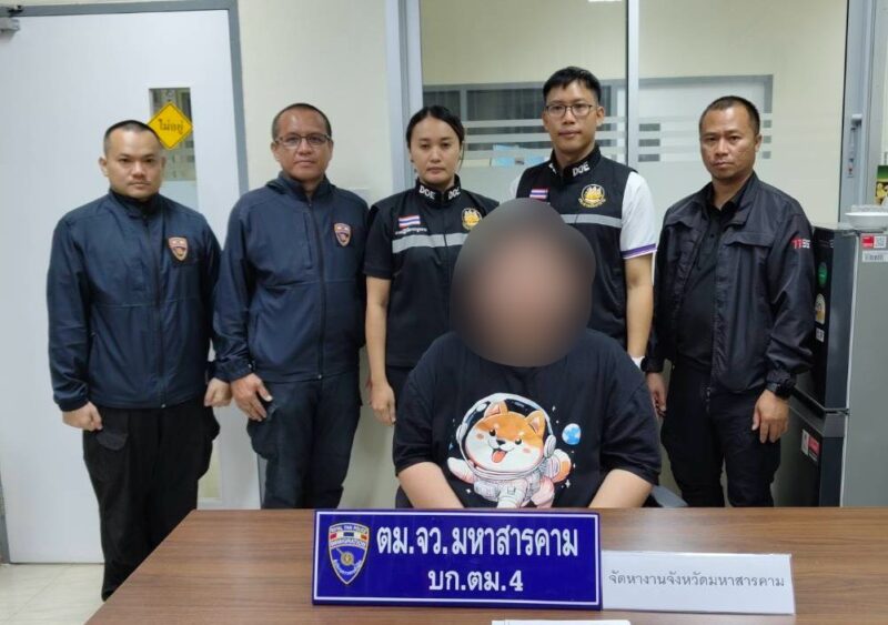 ตม.มหาสารคาม บุกจับสาวลาวลอบทำงานร้านคาราโอเกะ พร้อมดำเนินคดีเจ้าของร้าน 