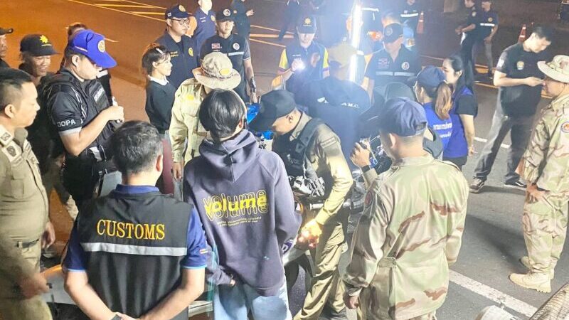 ข่าว อ.คลองใหญ่ จ.ตราด ชายแดนคลองใหญ่ยกระดับตรวจเข้ม ตั้งด่านกลางดึก เจอเสพยารายวัน ยึดน้ำเชื่อม 10 ขวด เตรียมผสม 4×100