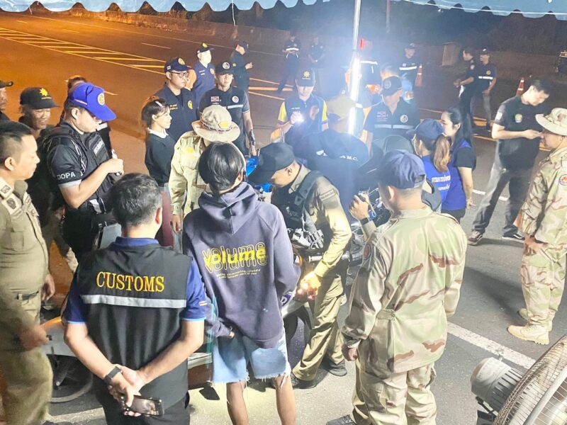 ข่าว อ.คลองใหญ่ จ.ตราด ชายแดนคลองใหญ่ยกระดับตรวจเข้ม ตั้งด่านกลางดึก เจอเสพยารายวัน ยึดน้ำเชื่อม 10 ขวด เตรียมผสม 4×100