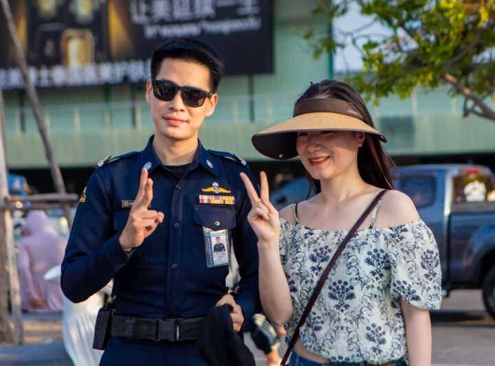 หล่อใจดี จนท.พัทยาขวัญใจนักท่องเที่ยวจีน แห่ถ่ายรูปจนไวรัลสนั่นโซเชียล