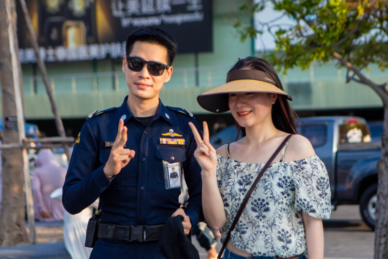 หล่อใจดี จนท.พัทยาขวัญใจนักท่องเที่ยวจีน แห่ถ่ายรูปจนไวรัลสนั่นโซเชียล