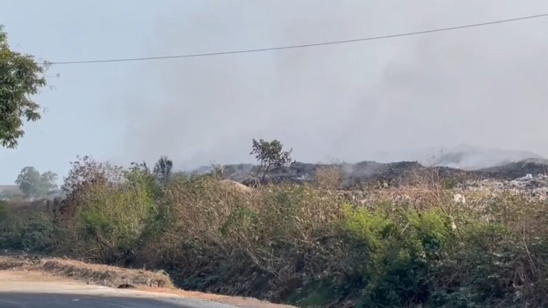 วันที่ 25 เมษายน 2569 ล่าสุดเช้านี้ผู้สื่อข่าวได้ลงพื้นที่บ่อขยะ บ้านสามกอง หมู่ 2 ตำบลเกาะแต้ว อำเภอเมือง จังหวัดสงขลา หลังเกิดเหตุไฟปะทุไหม้บ่อขยะเป็นรอบที่ 8