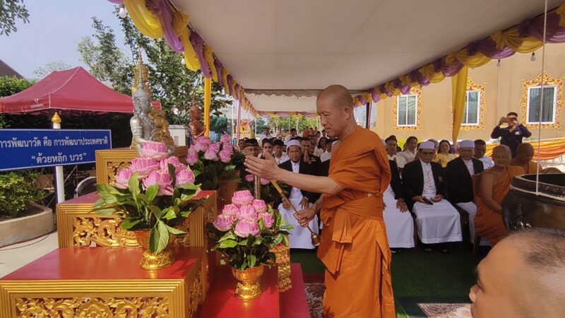 พระบาทสมเด็จพระเจ้าอยู่หัว และสมเด็จพระนางเจ้า ฯ พระบรมราชินี พระราชทานไฟพระฤกษ์ พิธีพุทธาภิเษกพระรูปหล่อสมเด็จพระนเรศวรมหาราช