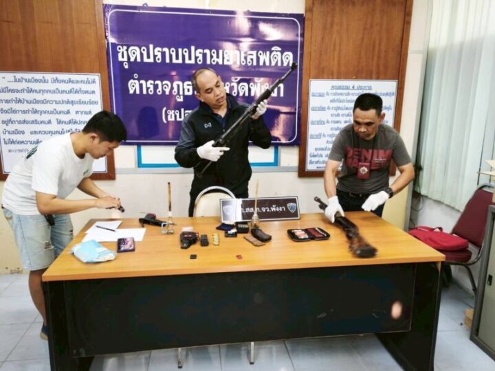 พังงา-ชุดสืบสวนตำรวจภูธรจังหวัดพังงาร่วมกับสืบสวนภาค8 บุกจับหนุ่ม 44 พร้อมยาบ้าและอาวุธปืนสงคราม