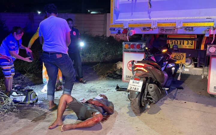 หนุ่มพม่าควบมอเตอร์ไซค์เพื่อน พุ่งอัดท้ายรถพ่วงจอดข้างทาง เจ็บสาหัสจมกองเลือด