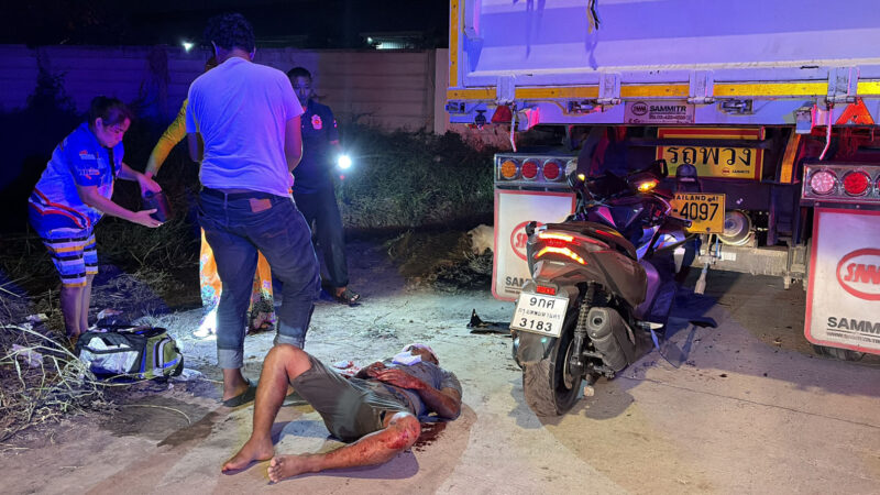 หนุ่มพม่าควบมอเตอร์ไซค์เพื่อน พุ่งอัดท้ายรถพ่วงจอดข้างทาง เจ็บสาหัสจมกองเลือด