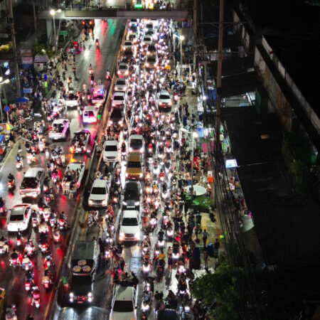 อัมพาตข้ามคืน ปิดท้ายสงกรานต์พระประแดง คลื่นมหาชนแห่สาดน้ำทะลัก ซัดรถติดสาหัสยันตีหนึ่ง ลามป่วนถึงเมืองกรุง