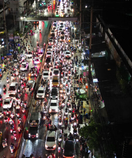 อัมพาตข้ามคืน ปิดท้ายสงกรานต์พระประแดง คลื่นมหาชนแห่สาดน้ำทะลัก ซัดรถติดสาหัสยันตีหนึ่ง ลามป่วนถึงเมืองกรุง